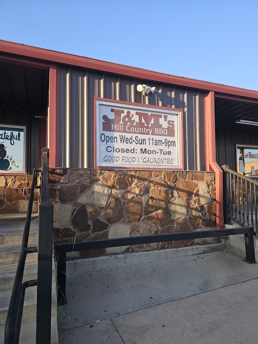 Banner J & M's Hill Country Bar-B-Q 03